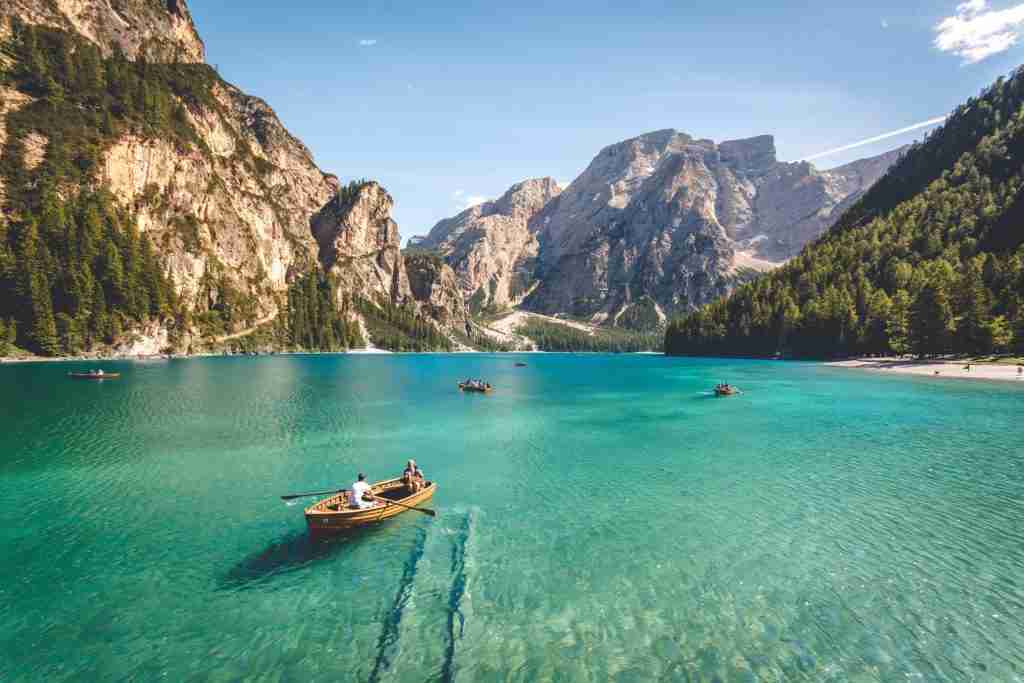 how to become a professional traveler